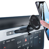 Nosilec za telefon za CD-režo je nameščen v CD-režo avtomobila, telefon pa se varno pritrdi nanj.