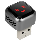 Mini brezžični adapter za CarPlay in Android Auto (5.8GHz – Plug & Play), ki se priključi na USB priključek.