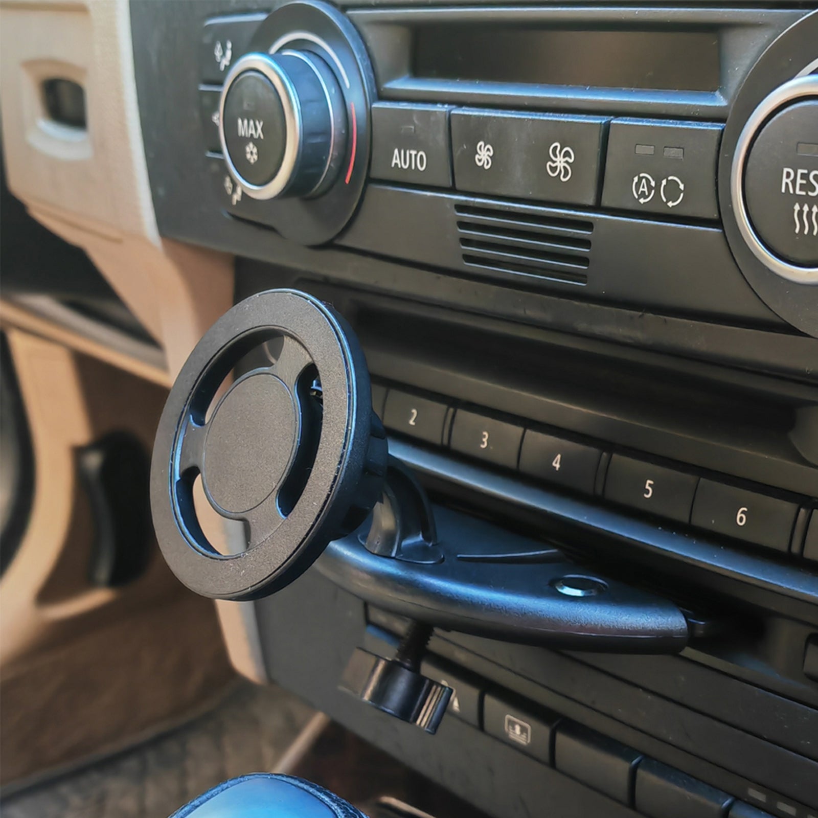 Nosilec za telefon za CD-režo, nameščen v avtomobilu, z močnim magnetom in centralno postavljeno zasnovo.