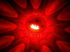 Opozorilna svetilka z 12 LED opozorilnimi lučmi in 3 LED svetilko