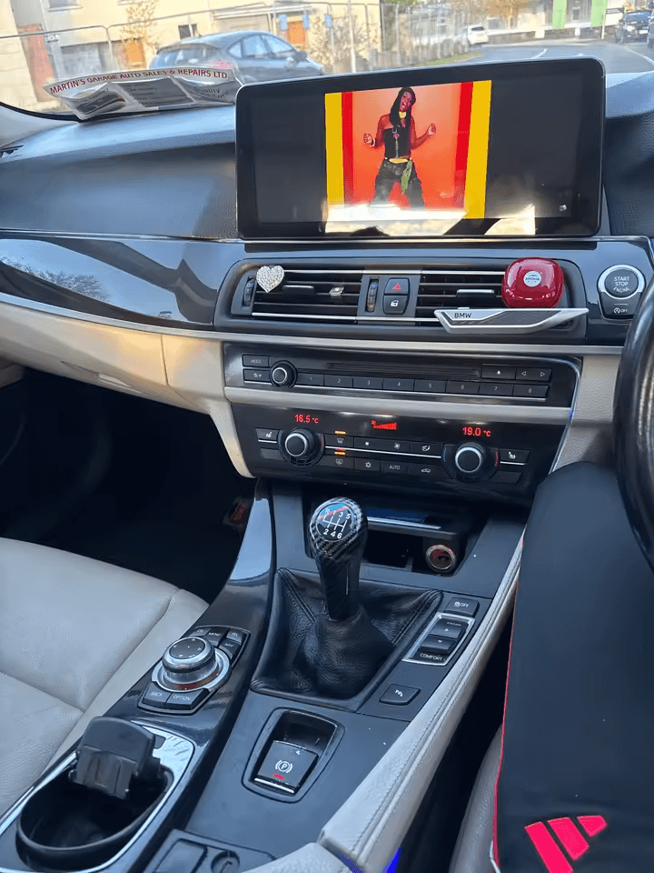 BMW 5-Serie GT F07 09-17 - 12,3" avtoradio z Apple CarPlay in Android Auto, nameščen v notranjosti vozila.