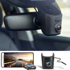 Audi dashcam 4K v slogu OEM, nameščen ob vzvratnem ogledalu v notranjosti vozila, s prikazom na pametnem telefonu.