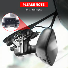Podrobnosti vgradnje Audi dashcam 4K v slogu OEM, ki prikazujejo 3-polni priključek in zasnovo kamere.