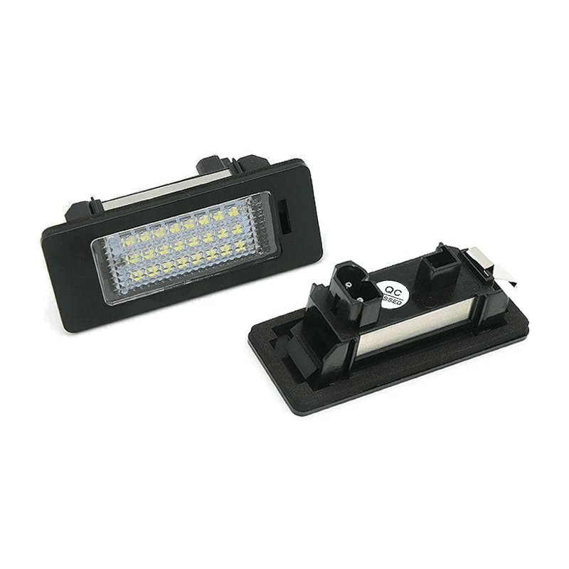 LED osvetlitev registrske tablice BMW – bela LED (E90, F30, E60, X5 in drugi) slika izdelka z močno svetilnostjo.
