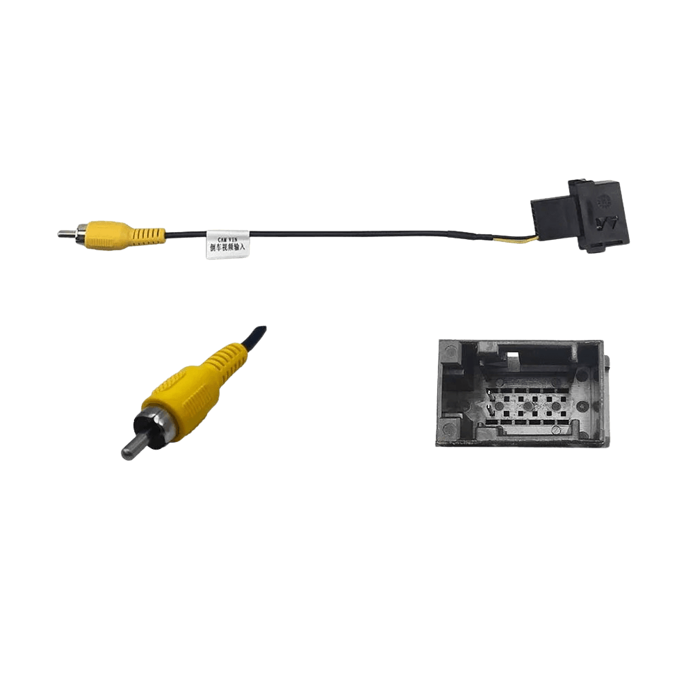 Adapterski kabel Ford - Originalna vzvratna kamera na naknadno vgrajenem radiu, prikazuje kabel in priključek za video ter signalno povezavo.