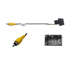Adapterski kabel Ford - Originalna vzvratna kamera na naknadno vgrajenem radiu, prikazuje kabel in priključek za video ter signalno povezavo.