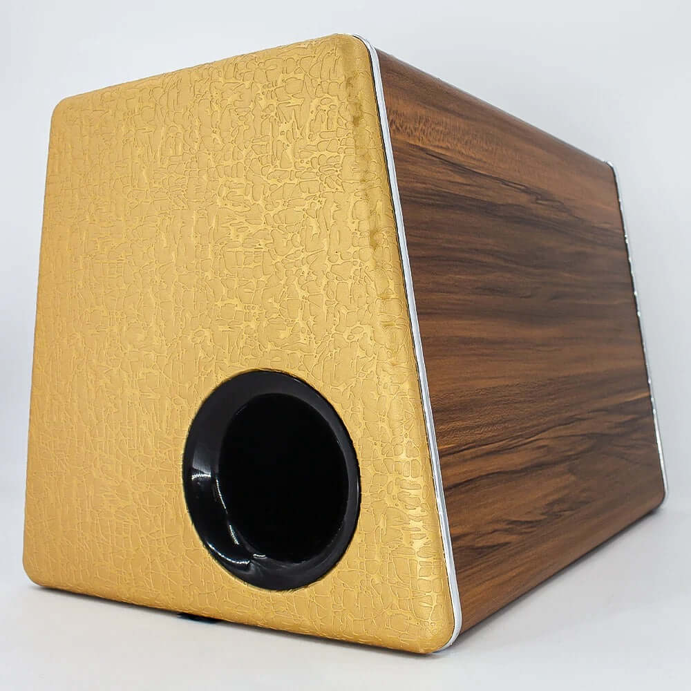 Avtomobilski subwoofer 200W RMS – prtljažniški bas 3800W z elegantno oblikovanim ohišjem v videzu lesa in zlato obdelavo.
